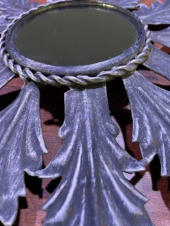 Miroir en métal à décor de feuillage