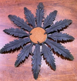 Miroir en métal à décor de feuillage