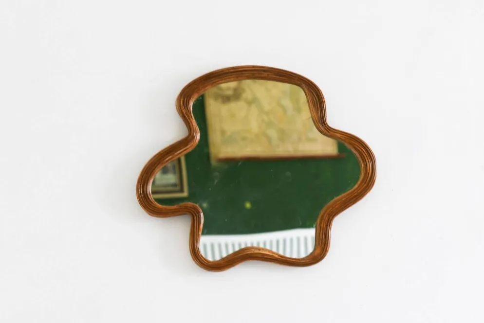 Miroir en osier de forme oranique