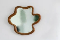 Miroir en osier de forme oranique