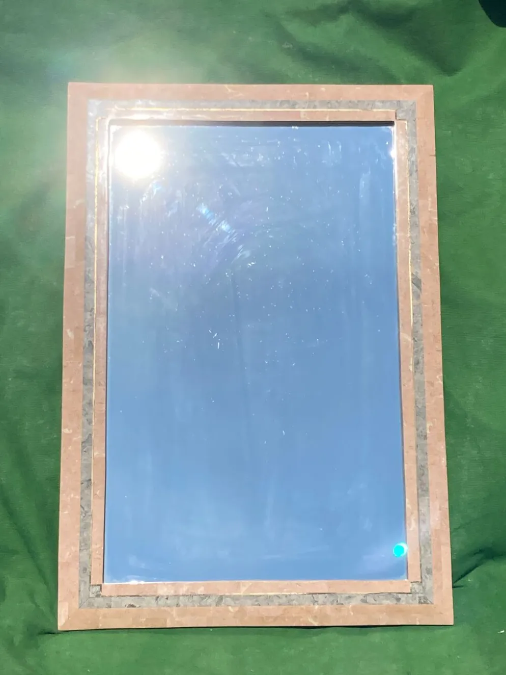 Miroir en pierre de corail rouge pavé par Maitland Smith dans les années 1970 75x110cm