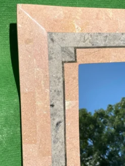 Miroir en pierre de corail rouge pavé par Maitland Smith dans les années 1970 75x110cm