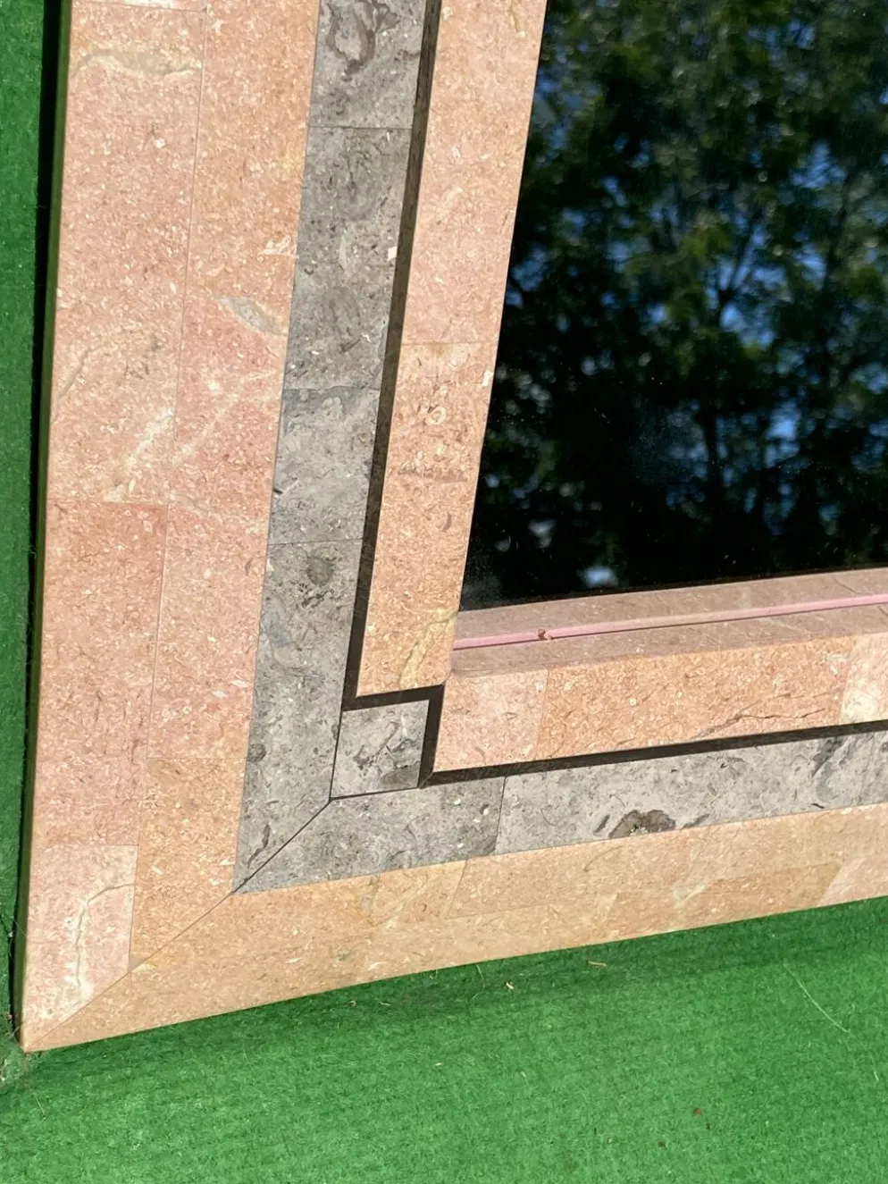 Miroir en pierre de corail rouge pavé par Maitland Smith dans les années 1970 75x110cm