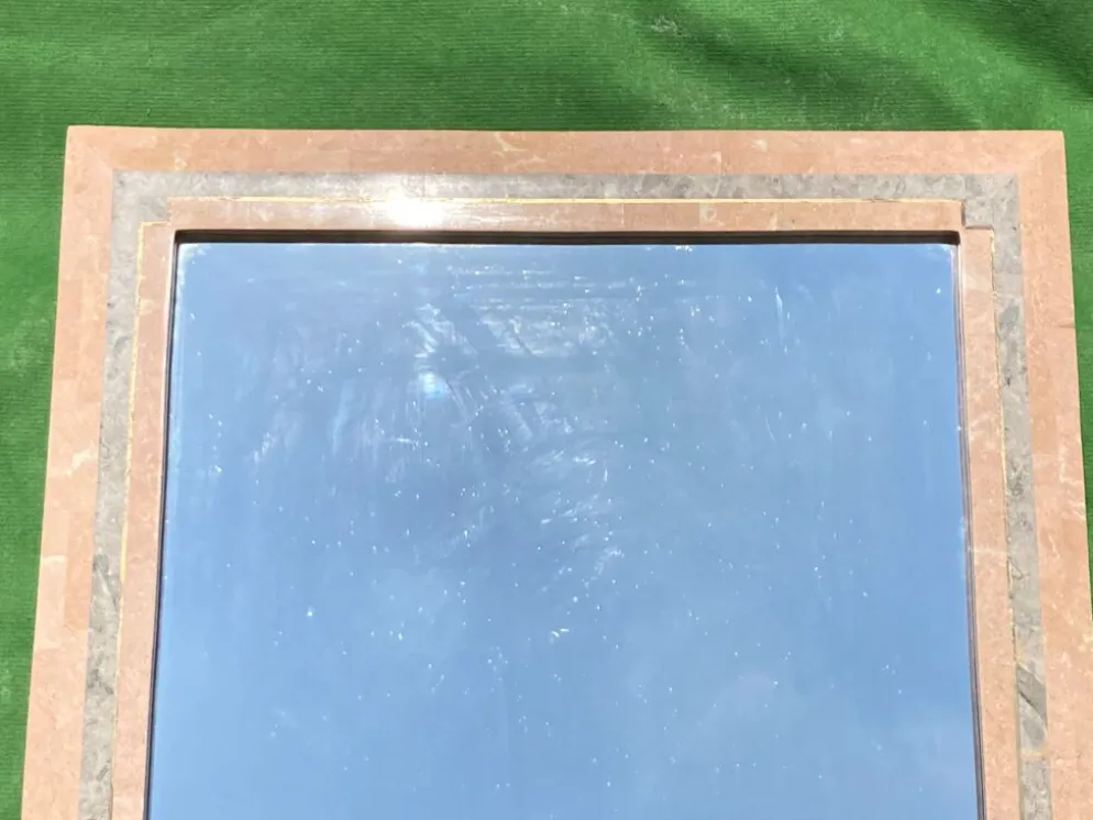 Miroir en pierre de corail rouge pavé par Maitland Smith dans les années 1970 75x110cm
