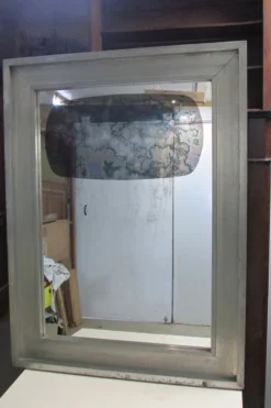 Miroir en étain originaire d'Espagne 76x101cm