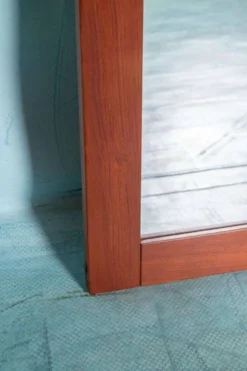 Miroir en teck danois avec étagère pour chapeaux des années 1960.