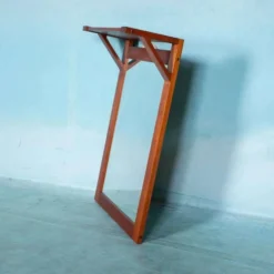 Miroir en teck danois avec étagère pour chapeaux des années 1960.