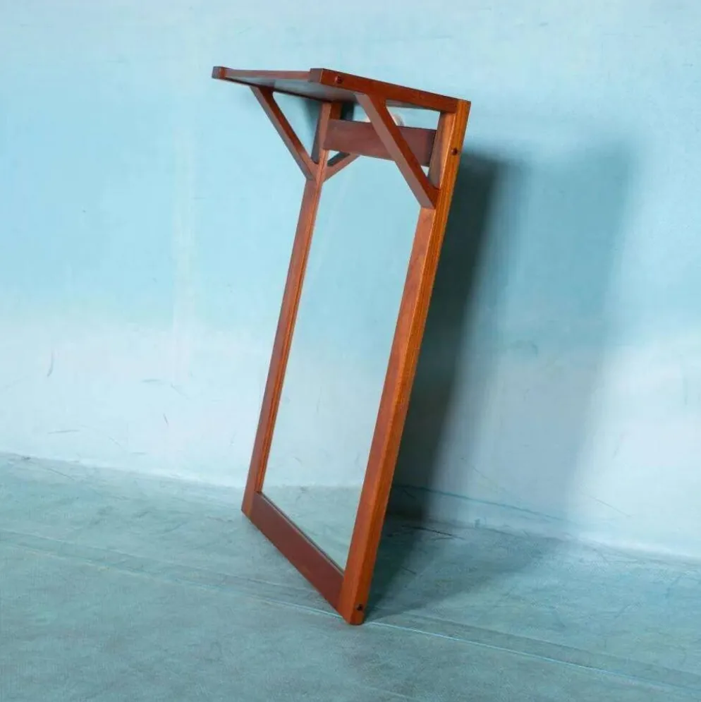 Miroir en teck danois avec étagère pour chapeaux des années 1960.