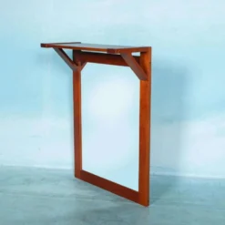Miroir en teck danois avec étagère pour chapeaux des années 1960.