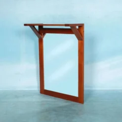 Miroir en teck danois avec étagère pour chapeaux des années 1960.