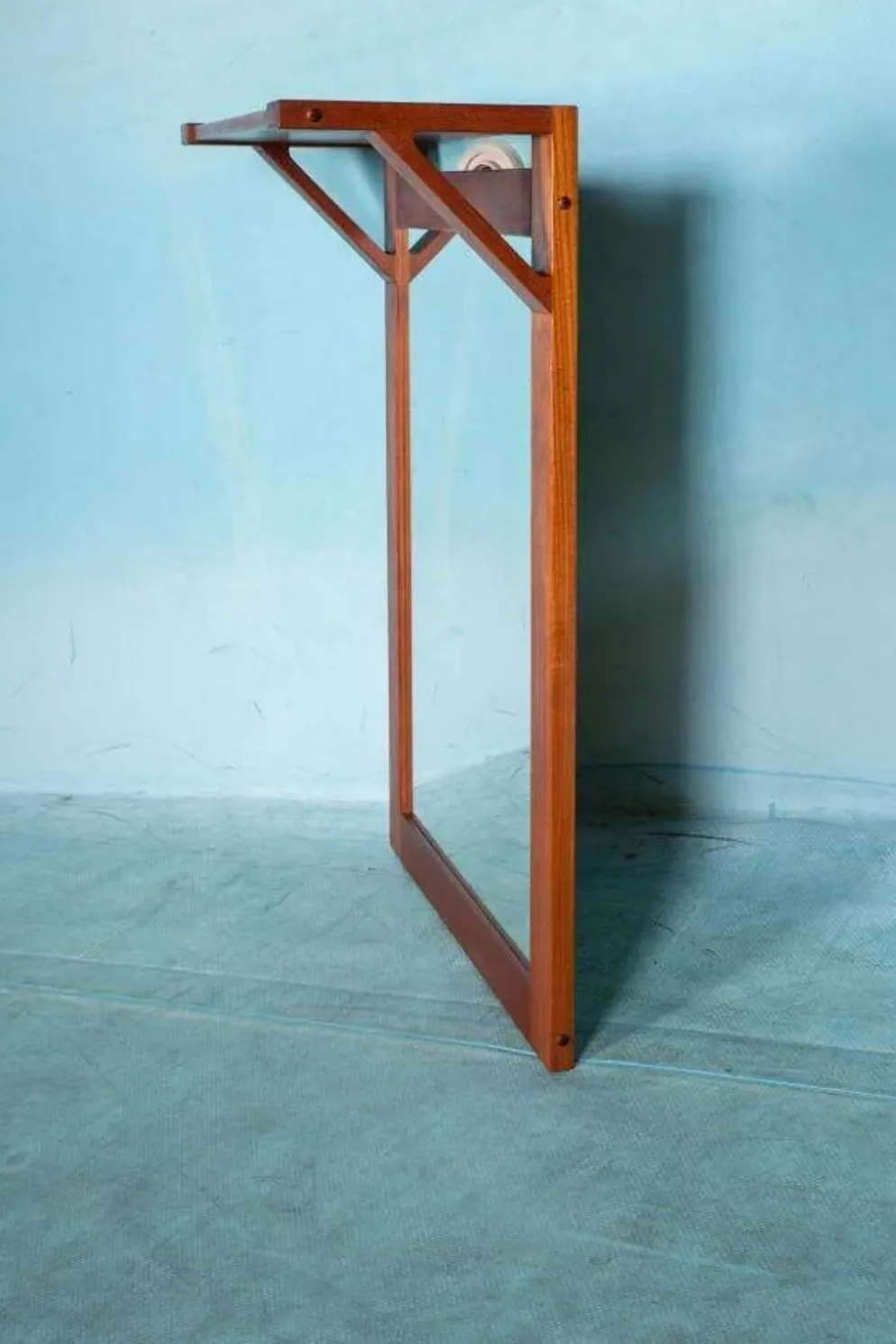 Miroir en teck danois avec étagère pour chapeaux des années 1960.