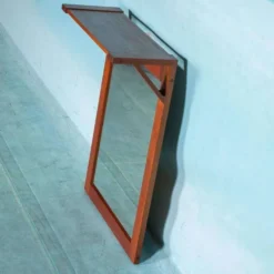Miroir en teck danois avec étagère pour chapeaux des années 1960.