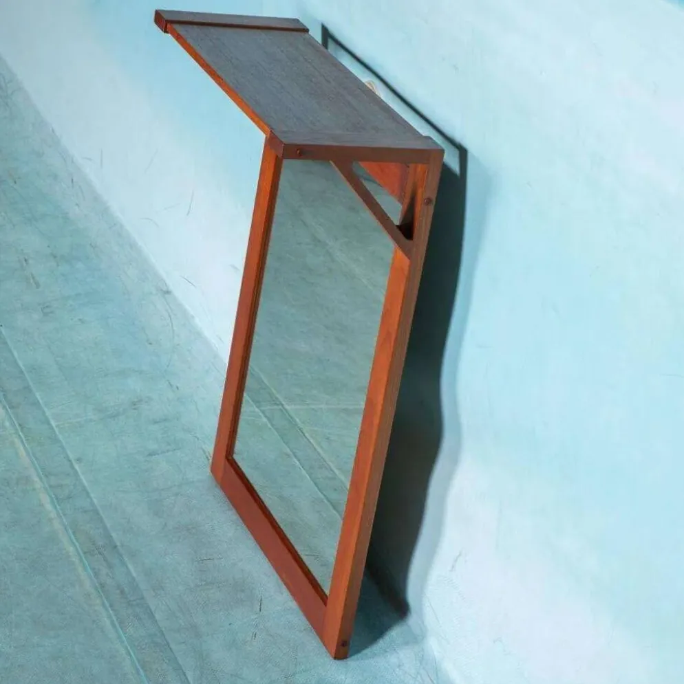 Miroir en teck danois avec étagère pour chapeaux des années 1960.