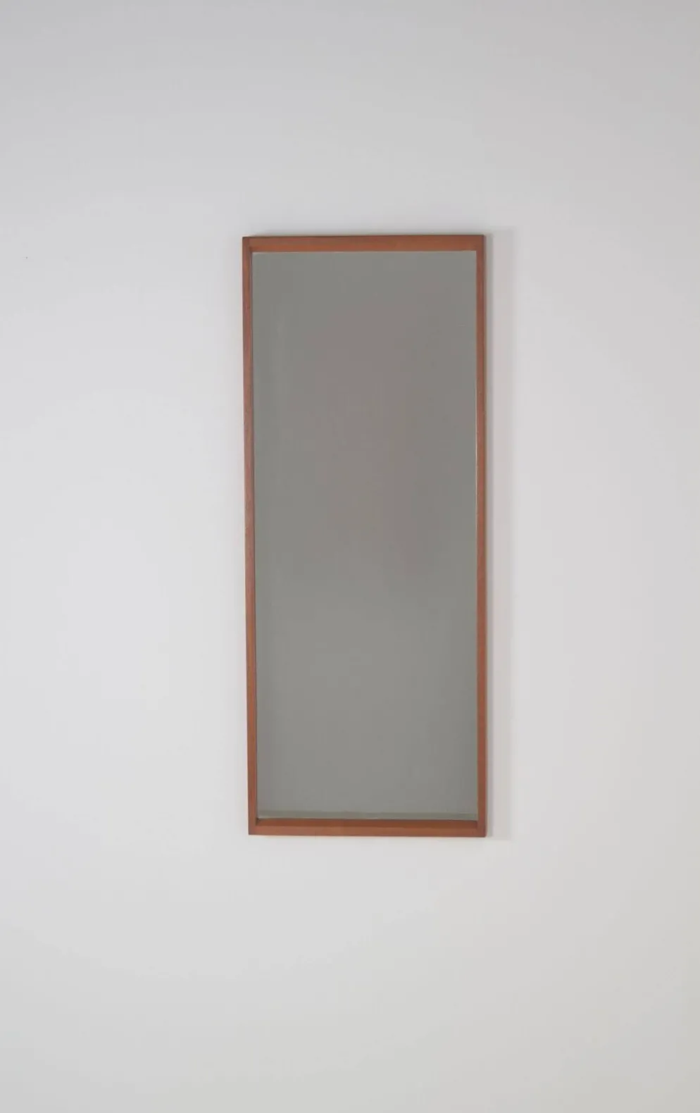 Miroir en teck danois par Kai Kristiansen pour Aksel Kjersgaard, années 1960.