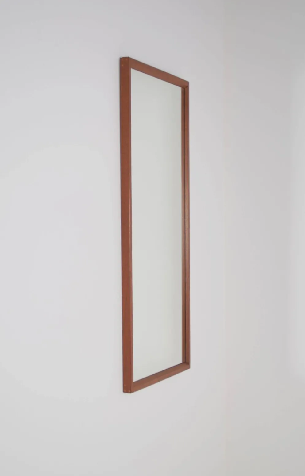 Miroir en teck danois par Kai Kristiansen pour Aksel Kjersgaard, années 1960.