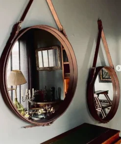Miroir fait main dans le goût de J. Adnet en cuir tanné végétal marron
