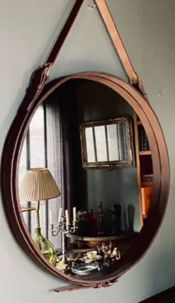 Miroir fait main dans le goût de J. Adnet en cuir tanné végétal marron