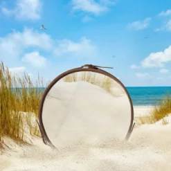 Miroir fait main dans le goût de J. Adnet en cuir tanné végétal marron