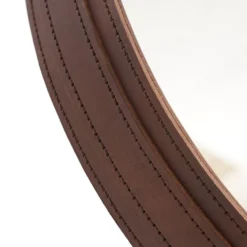 Miroir fait main dans le goût de J. Adnet en cuir tanné végétal marron