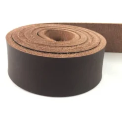 Miroir fait main dans le goût de J. Adnet en cuir tanné végétal marron