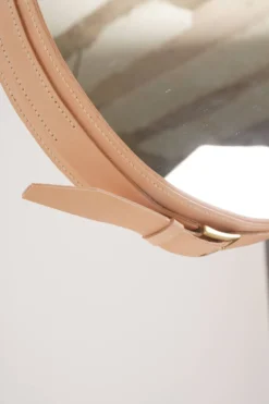 Miroir fait main de style J. Adnet en cuir végétal tanné naturel, ø 58 cm