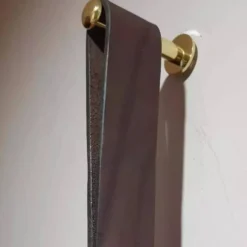 Miroir fait main de style J. Adnet en cuir végétal tanné marron, ø 45 cm