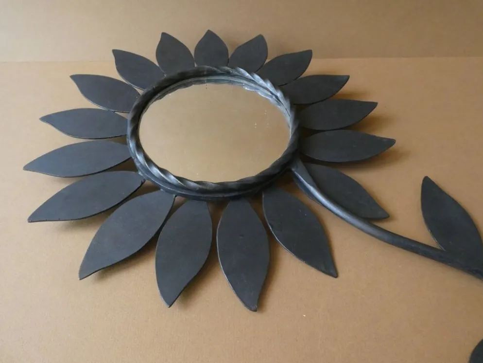 Miroir fleur en métal Chaty Vallauris, H 49,5 cm