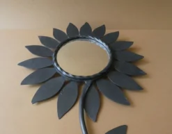 Miroir fleur en métal Chaty Vallauris, H 49,5 cm