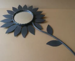 Miroir fleur en métal Chaty Vallauris, H 49,5 cm