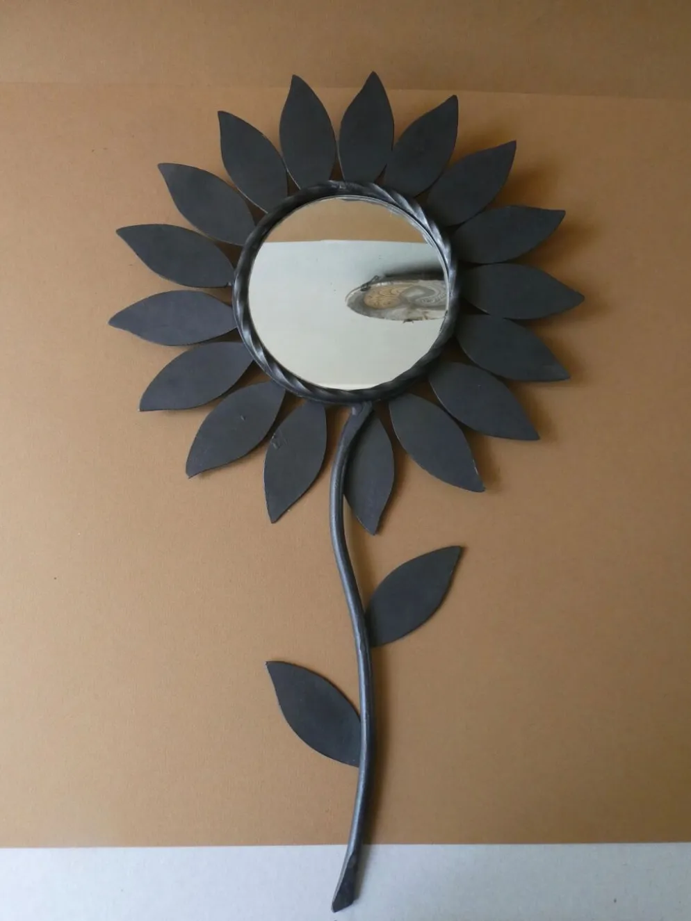 Miroir fleur en métal Chaty Vallauris, H 49,5 cm
