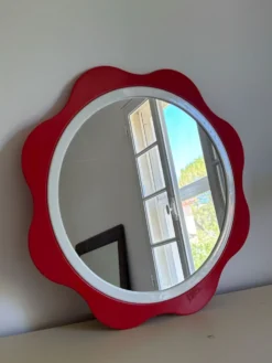 Miroir flower plastique du designer finlandais Makisen Kuvastin