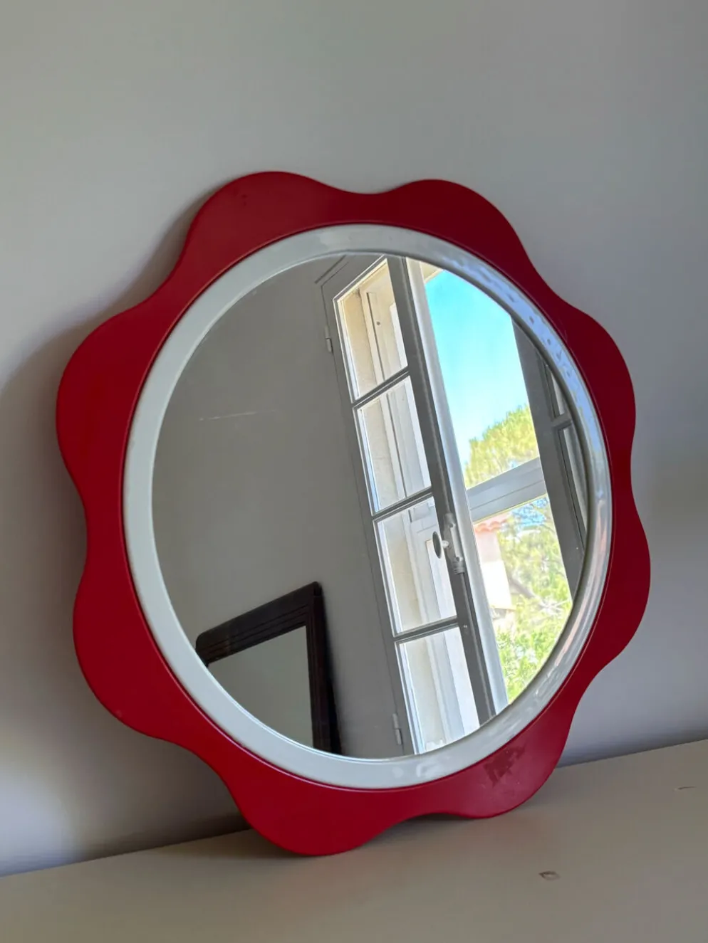 Miroir flower plastique du designer finlandais Makisen Kuvastin