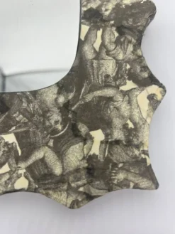 Miroir forme libre à décor d'angelots