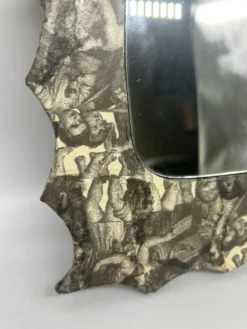Miroir forme libre à décor d'angelots