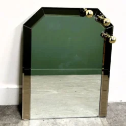 Miroir fumé en laiton allemand vintage avec un dessus architectural facetté, années 1980.