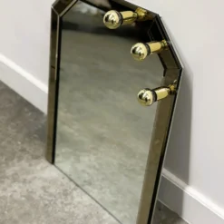 Miroir fumé en laiton allemand vintage avec un dessus architectural facetté, années 1980.