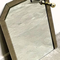 Miroir fumé en laiton allemand vintage avec un dessus architectural facetté, années 1980.