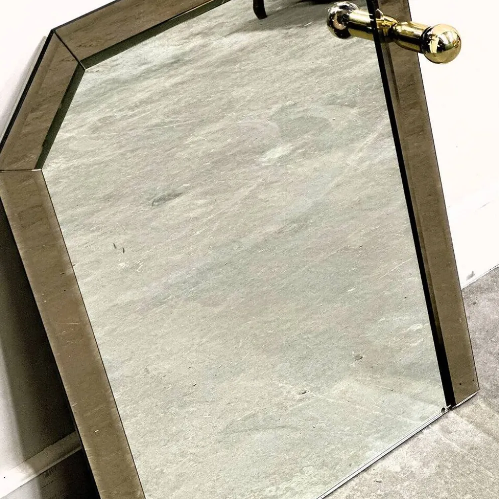 Miroir fumé en laiton allemand vintage avec un dessus architectural facetté, années 1980.