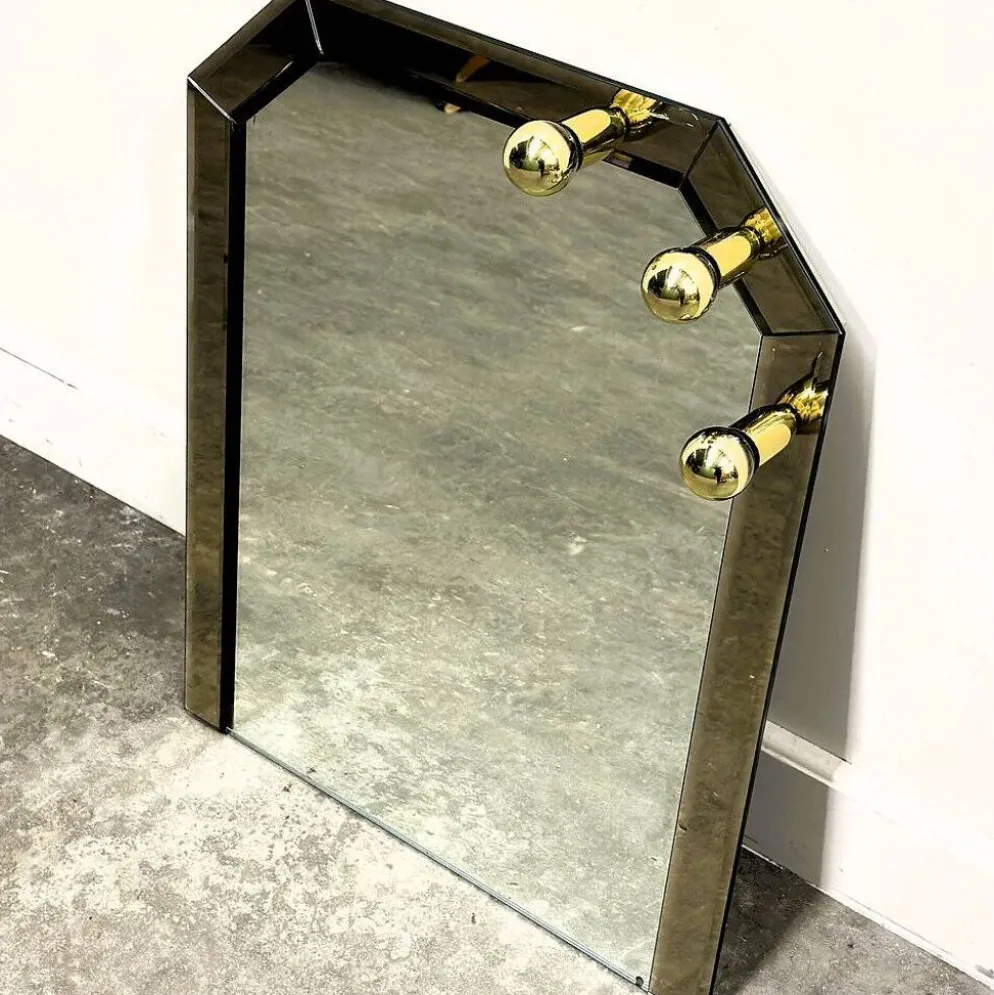 Miroir fumé en laiton allemand vintage avec un dessus architectural facetté, années 1980.