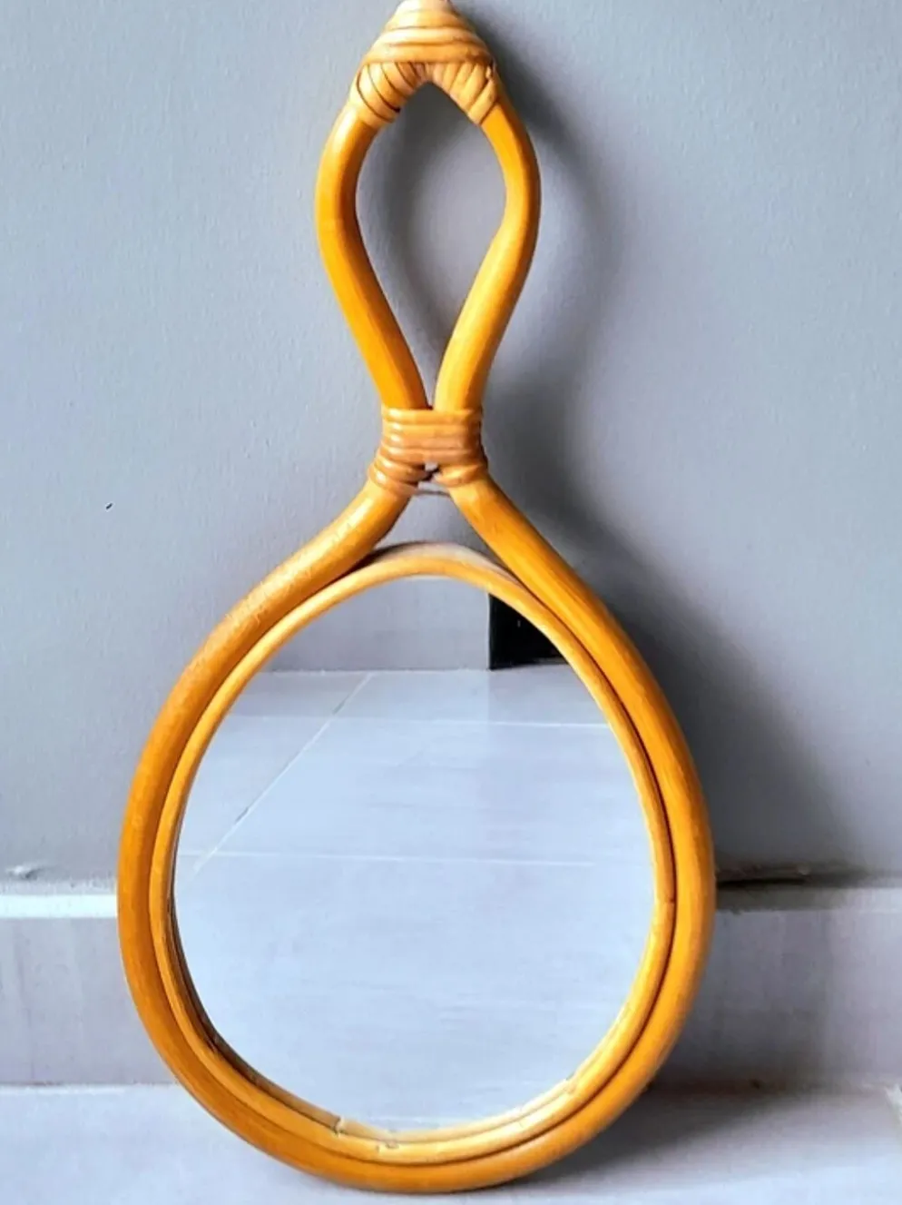 Miroir goutte en rotin 1960