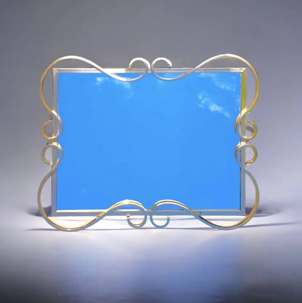 Miroir Hollywood Regency biseauté en aluminium anodisé doré