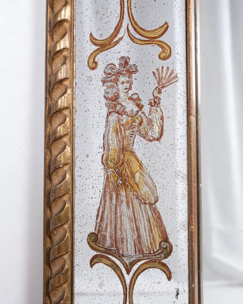 Miroir italien en verre églomisé, à parecloses, début XXe siècle