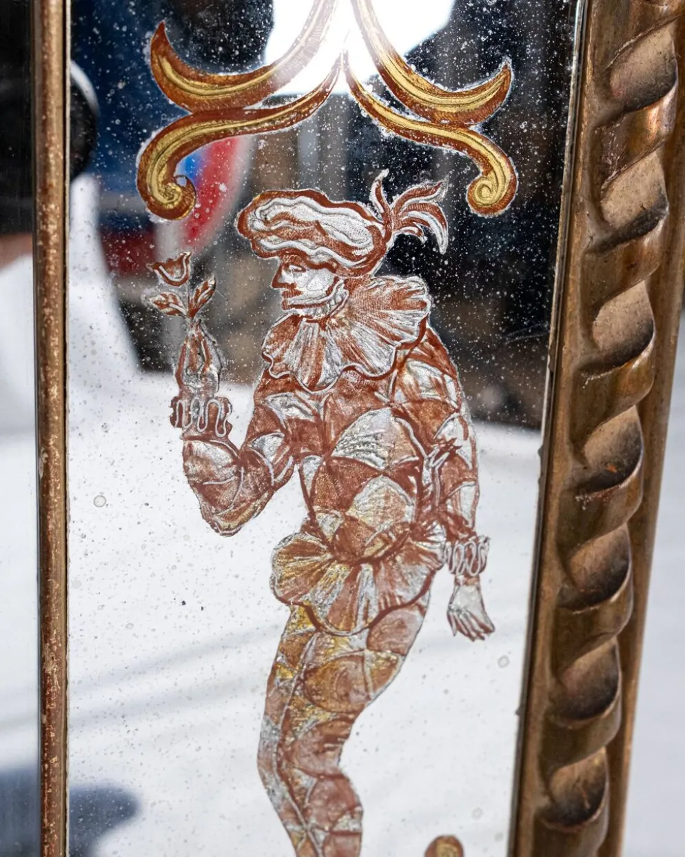 Miroir italien en verre églomisé, à parecloses, début XXe siècle