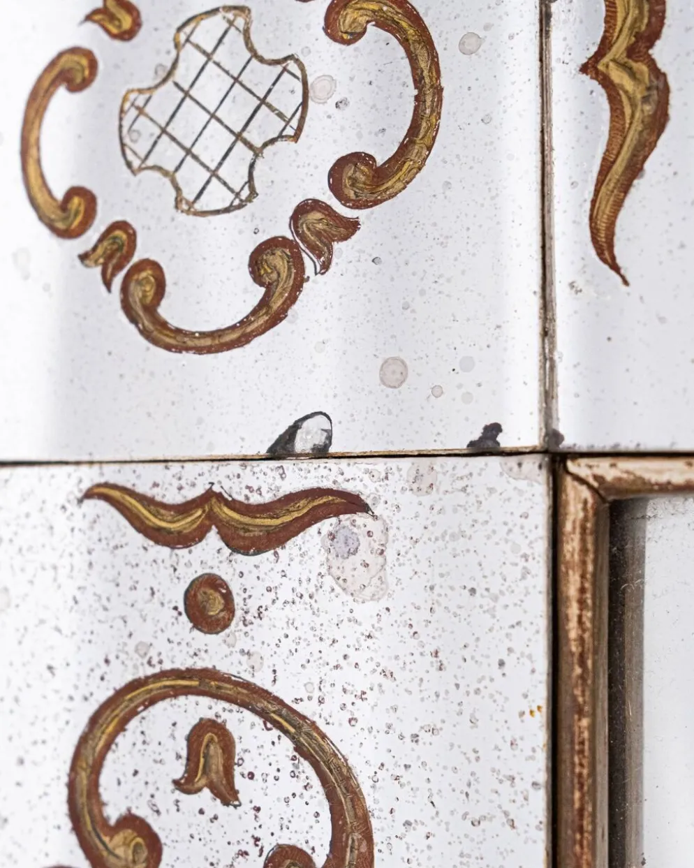 Miroir italien en verre églomisé, à parecloses, début XXe siècle
