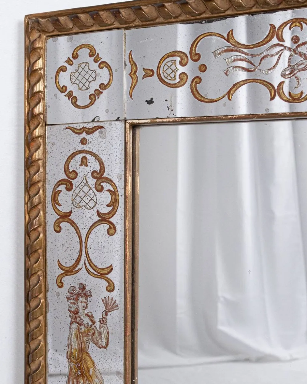 Miroir italien en verre églomisé, à parecloses, début XXe siècle