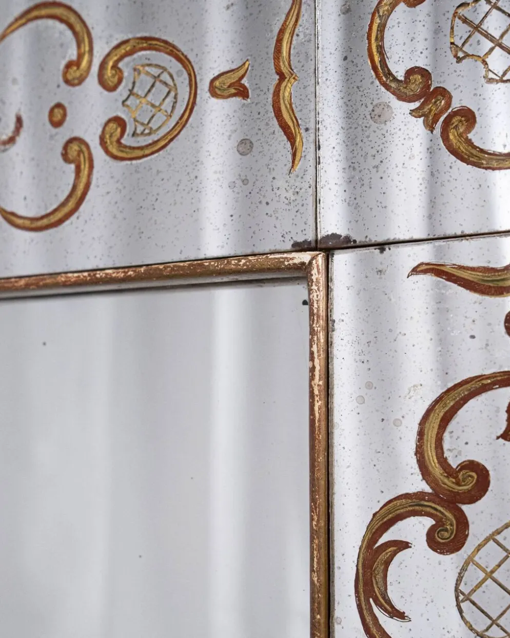 Miroir italien en verre églomisé, à parecloses, début XXe siècle