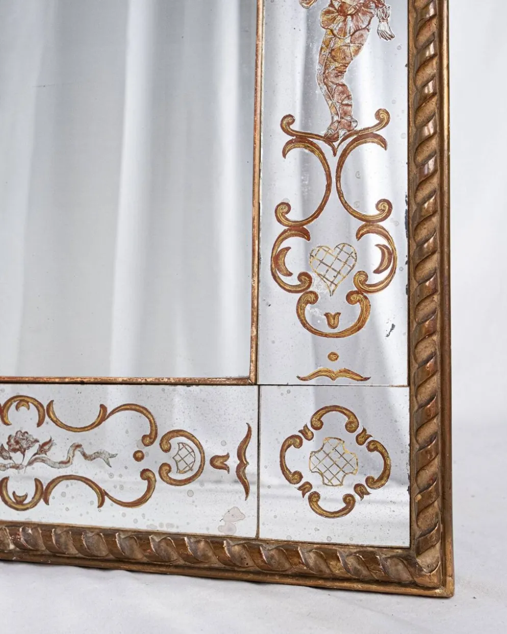 Miroir italien en verre églomisé, à parecloses, début XXe siècle