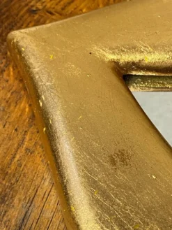 Miroir « lèvres » en plâtre doré à la feuille d’or