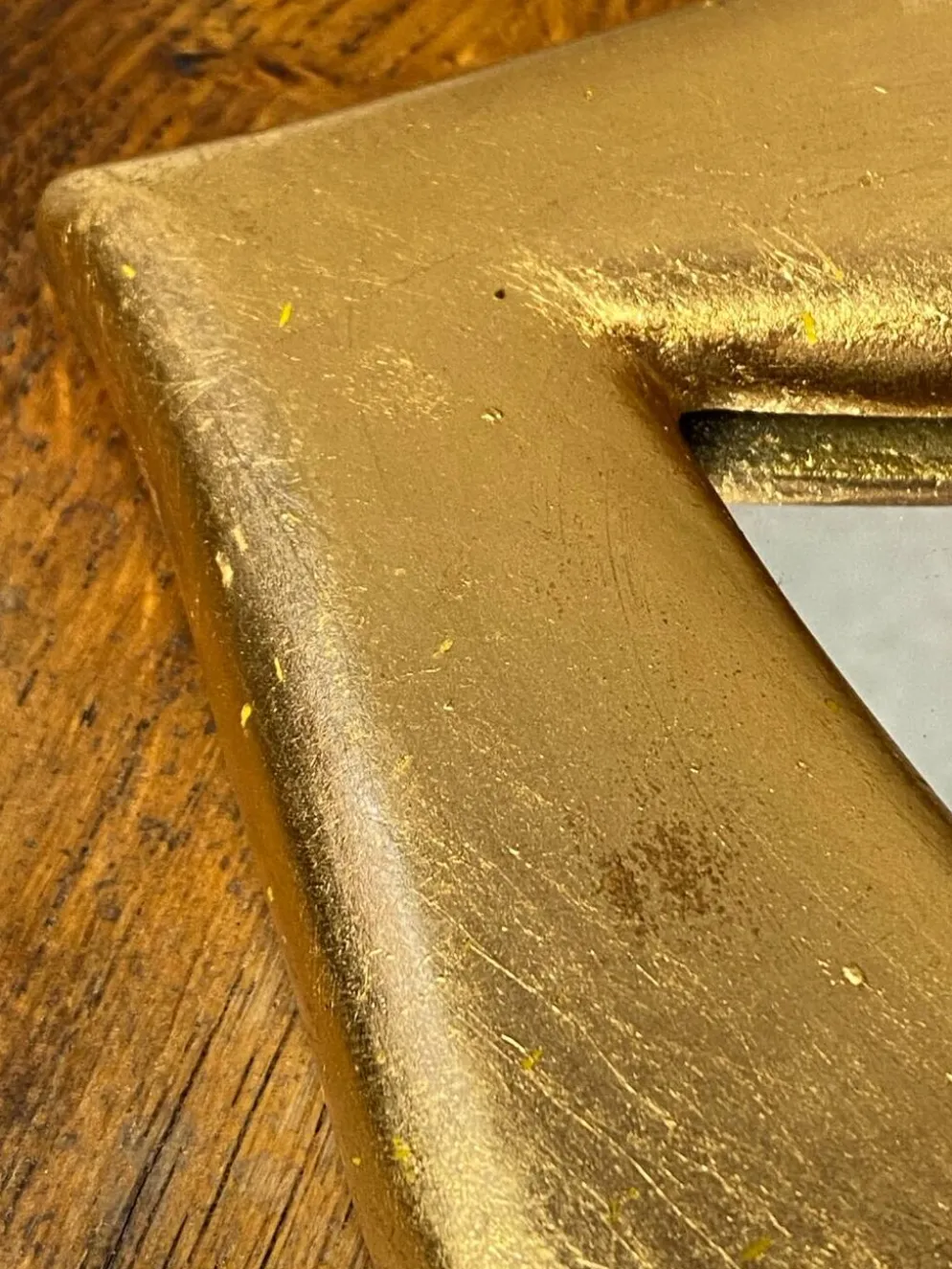 Miroir « lèvres » en plâtre doré à la feuille d’or