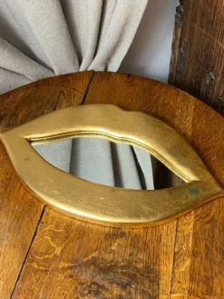 Miroir « lèvres » en plâtre doré à la feuille d’or